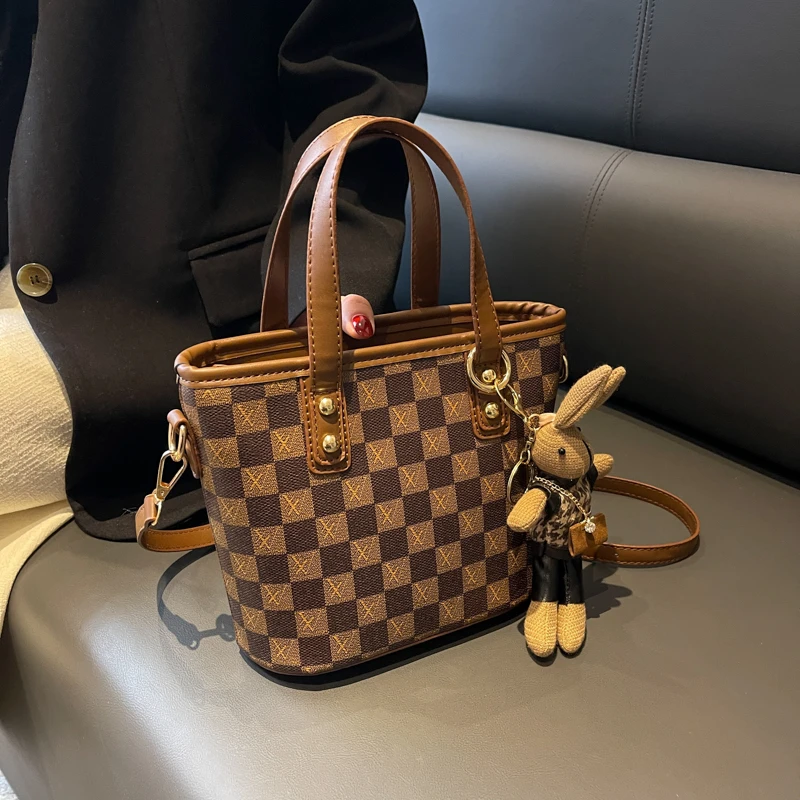 高级质感小包包女春秋2024新款时尚小众斜挎包爆款手提格子水桶包