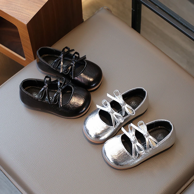 2024秋季新款银色女童儿童皮鞋洛丽塔单鞋平底浅口船鞋豆豆宝宝鞋
