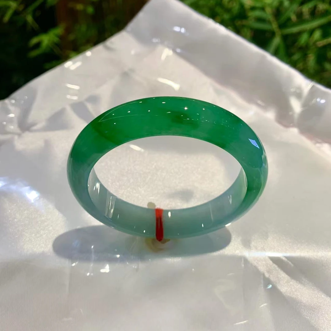 天然翡翠手镯种色俱佳缅甸天然翡翠手镯圈口：56