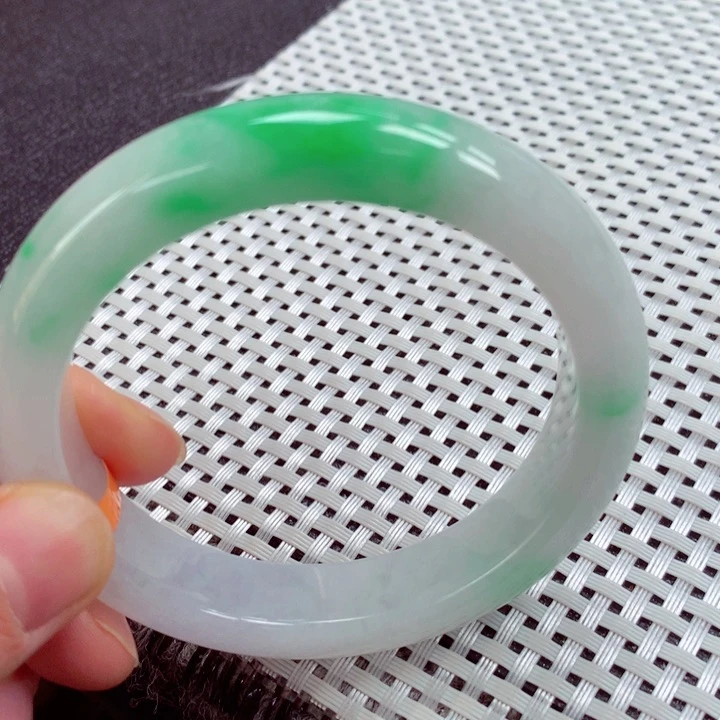 翡翠手镯未镶嵌缅甸