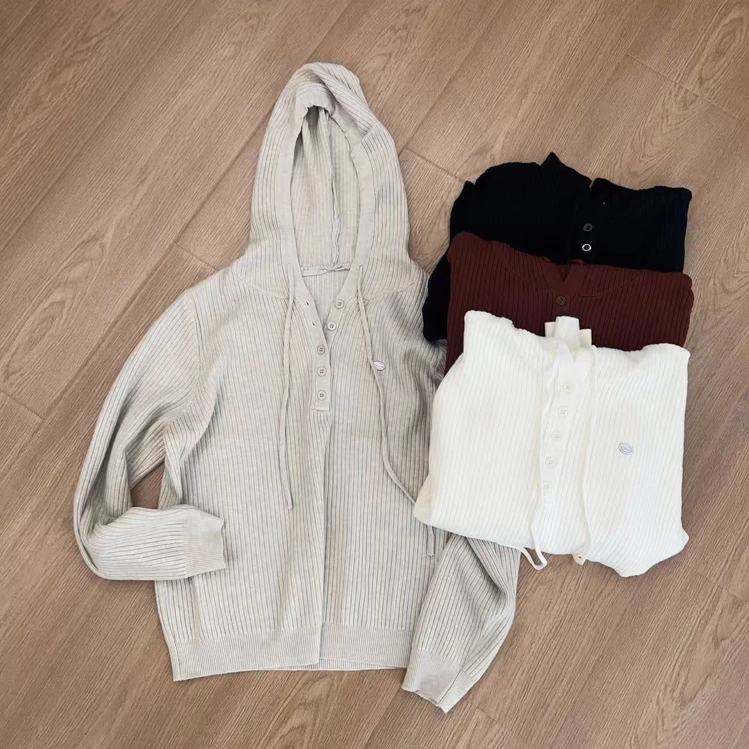 百搭款连帽排扣针织衫671