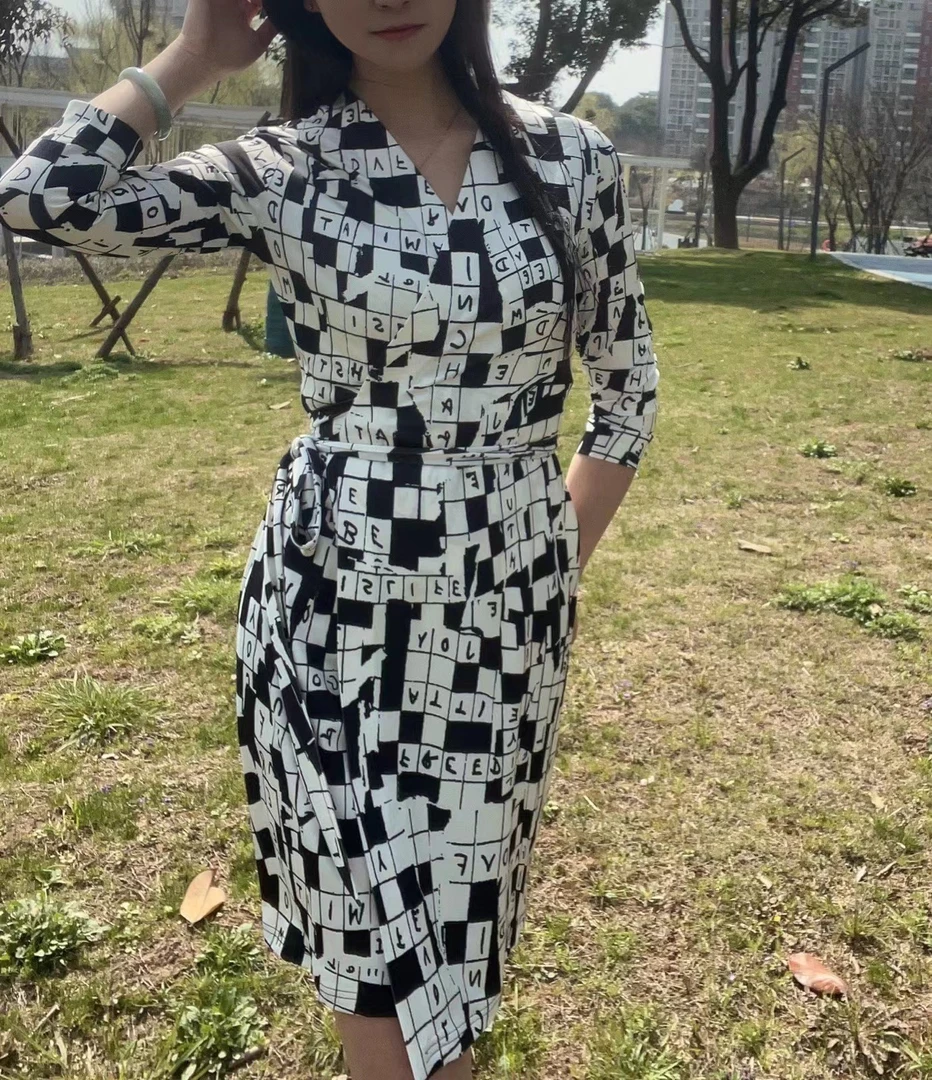 2024年新款黑白印花V领裹身裙连衣裙