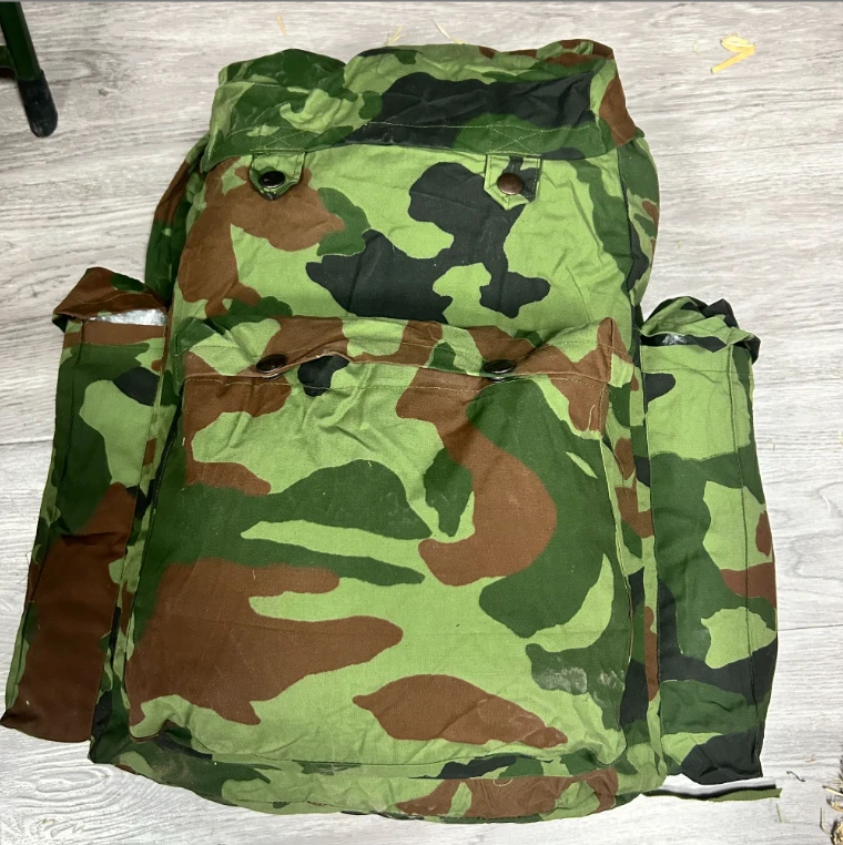 橄榄绿迷彩防水双肩背包