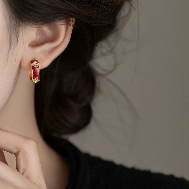 铜合金耳饰 法式轻奢复古安可拉红四叶草点锆无耳洞蚊香盘耳夹