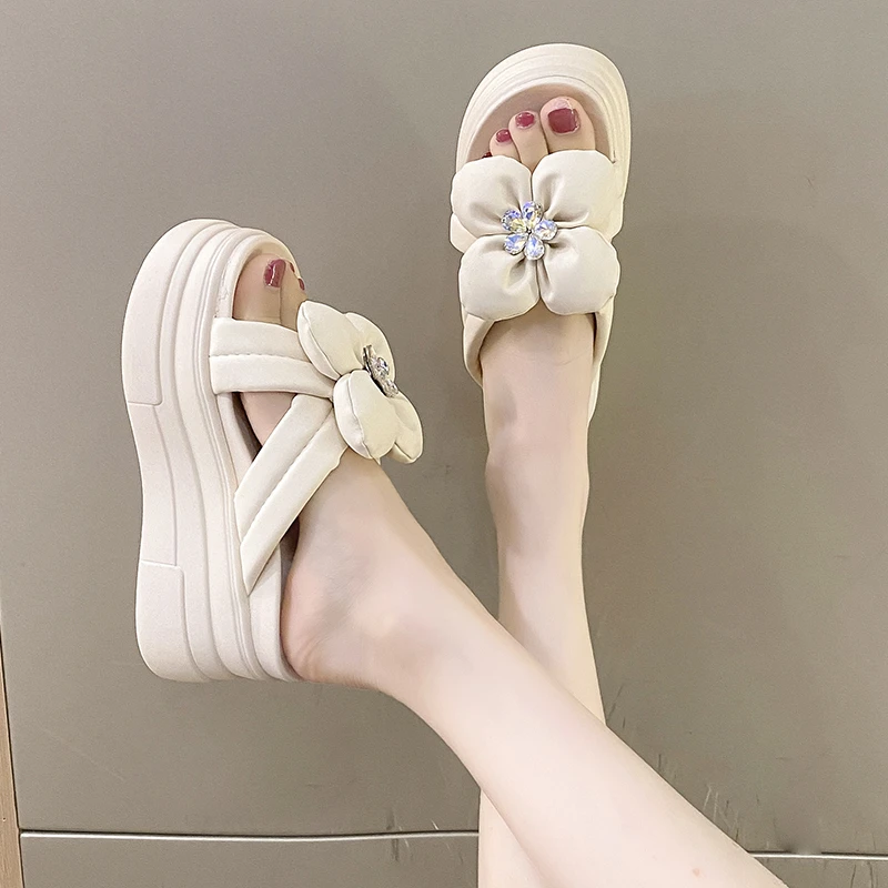8cm厚底外穿拖鞋女2025夏新款小个子增高松糕沙滩鞋花朵一字凉拖
