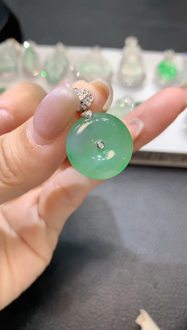 【闪购商品】翡翠吊坠(不含链)18K金镶嵌C44