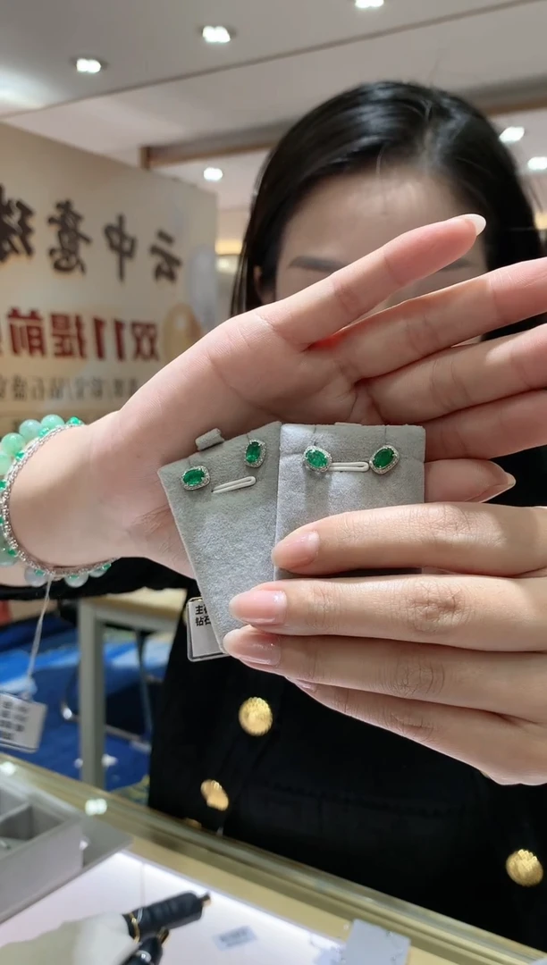 【闪购商品】祖母绿耳饰18K金镶嵌Q110多样性发一件