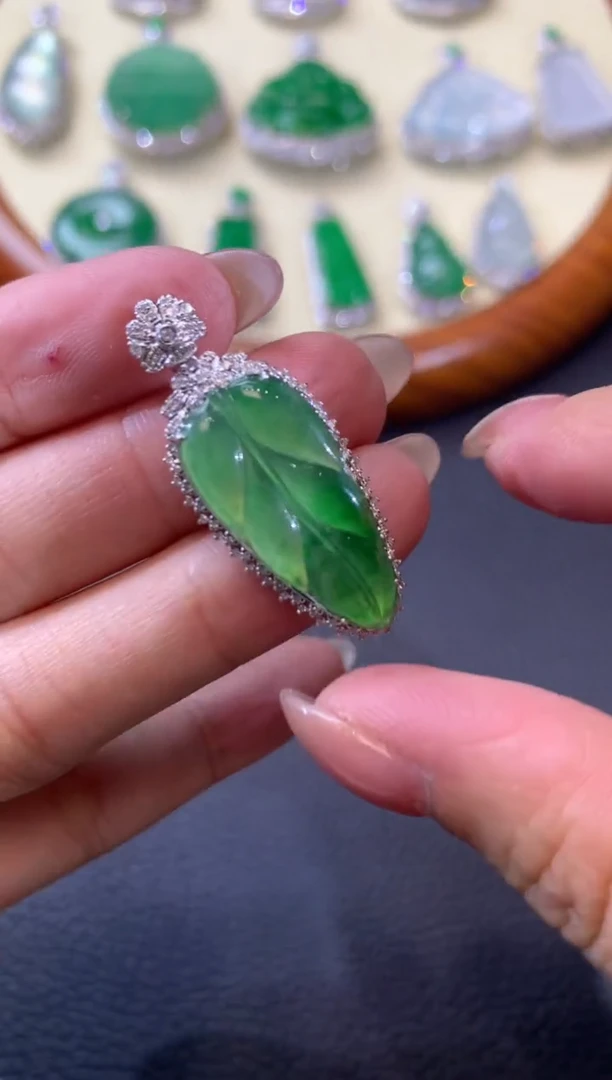 【闪购商品】翡翠吊坠(不含链)18K金镶嵌C14