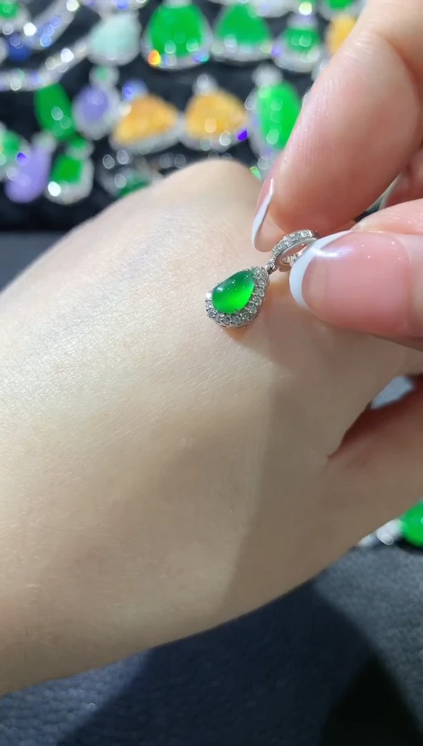 【闪购商品】翡翠吊坠(不含链)18K金镶嵌C52