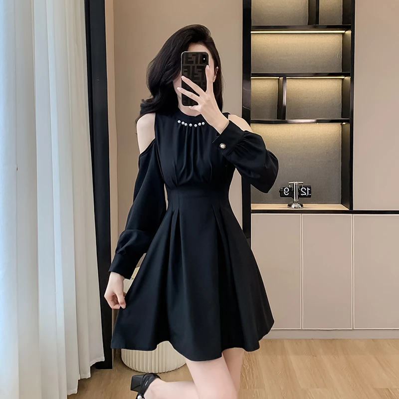 赫本风挂脖长袖连衣裙女春秋季高级感气质露肩收腰黑色a字连衣裙