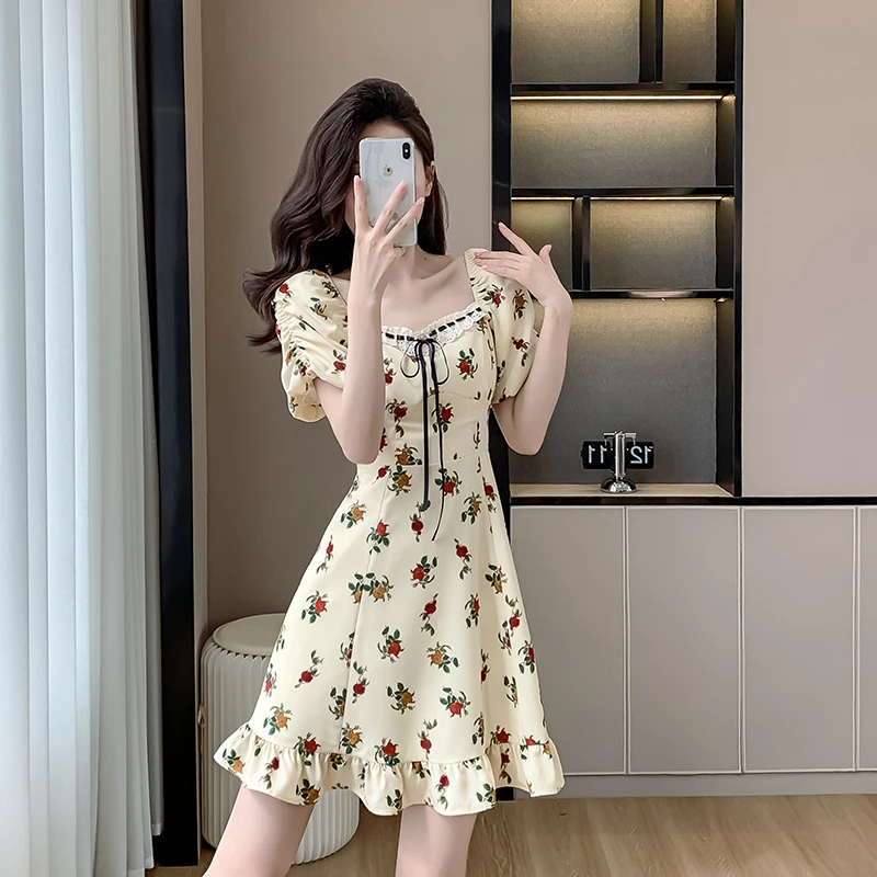 2024夏季新款法式方领拼接系带泡泡袖荷叶边温柔修身短袖连衣裙