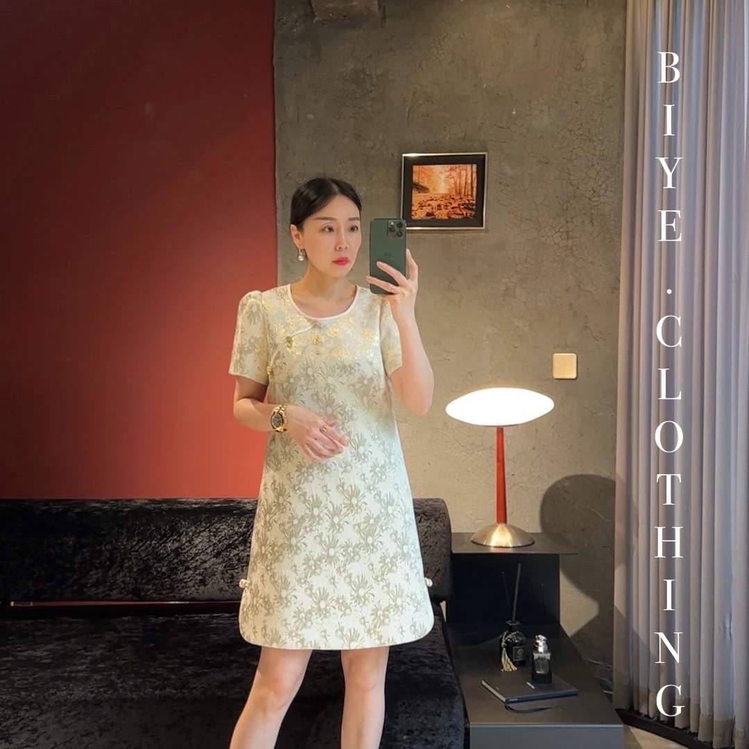 BIYE毕爷·服饰 欧货新中式缎面提花修身显瘦连衣裙