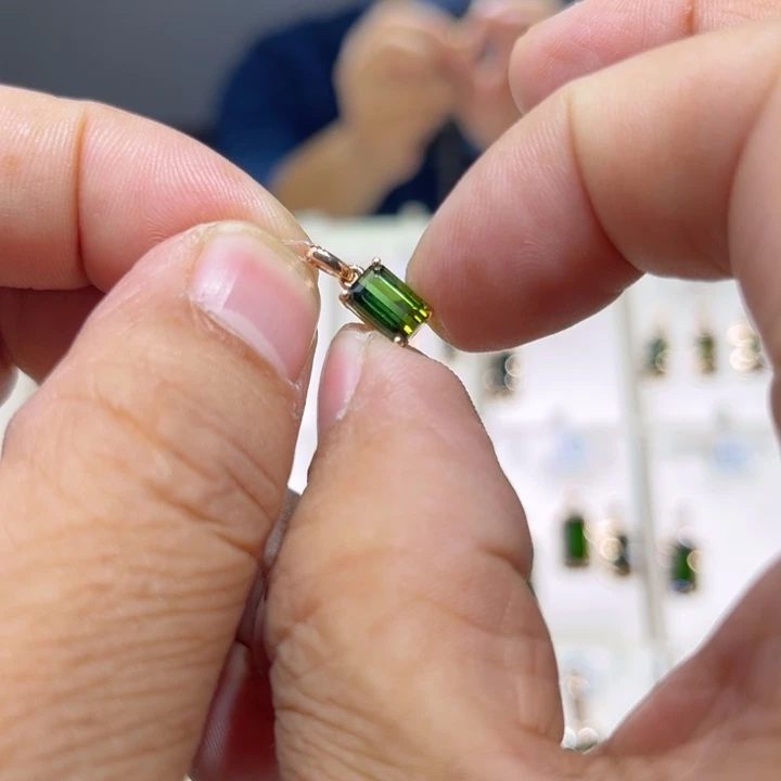 碧玺颈饰18K金镶嵌吊坠