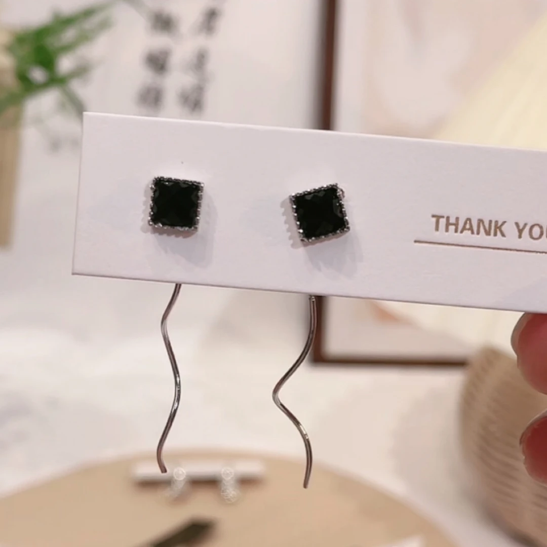 铜合金耳饰 轻奢高级感黑色方形波浪耳线女简约百搭气质圆脸显瘦