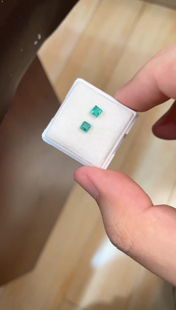 【闪购商品】祖母绿裸石未镶嵌一对