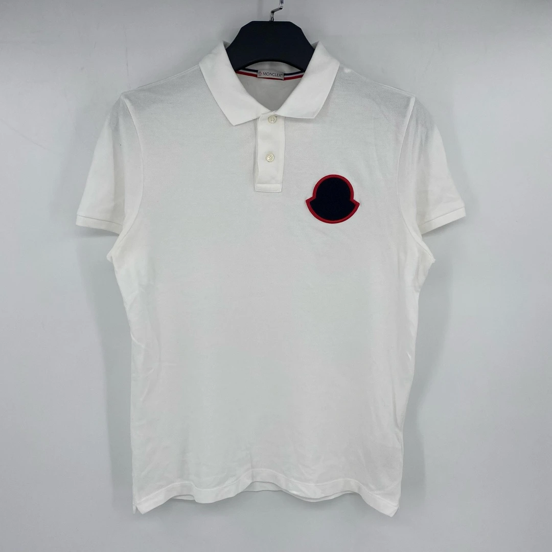 95新  Moncler 胸前黑红徽章短袖 M 97新 A2405100001