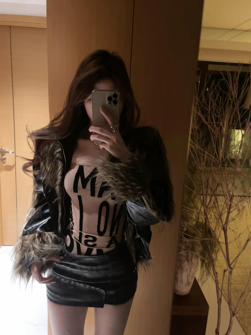 大口袋拼皮毛毛夹棉外套+一字肩长袖内搭连衣裙+高腰皮短裙