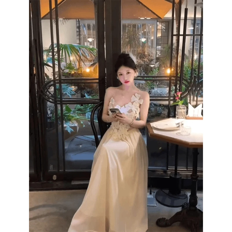 法式小众设计感不规则立体花瓣吊带裙纯欲露背性感显瘦连衣裙