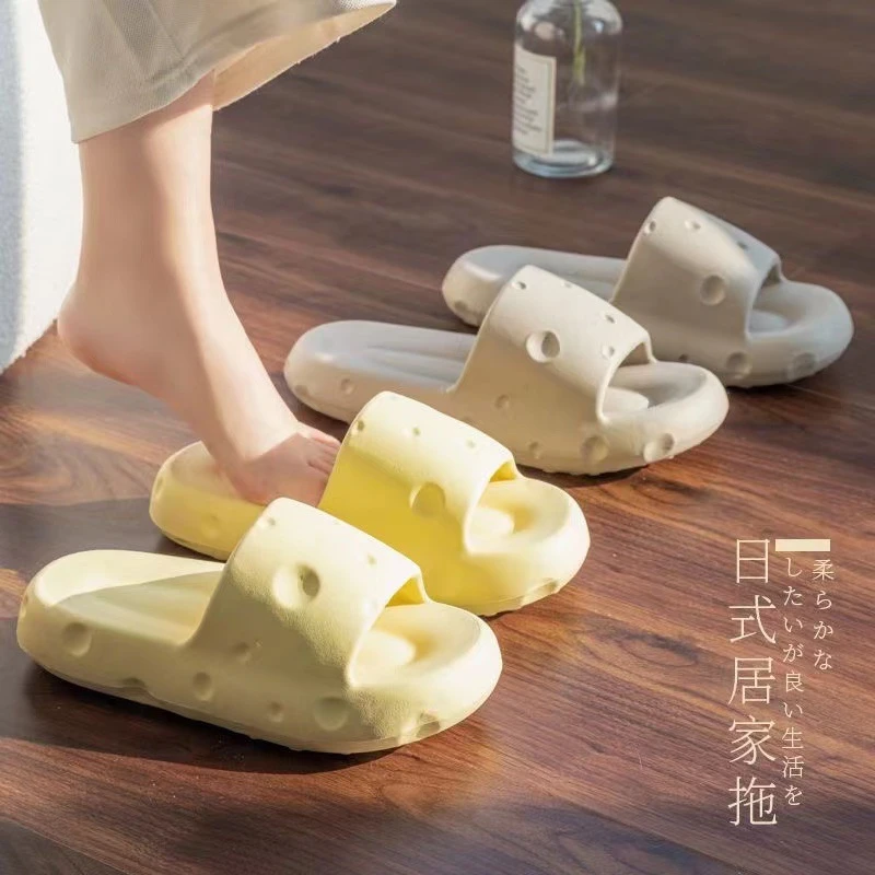 拖鞋女外穿新款厚底踩屎感夏季浴室洗澡居家用防滑情侣奶酪凉拖鞋