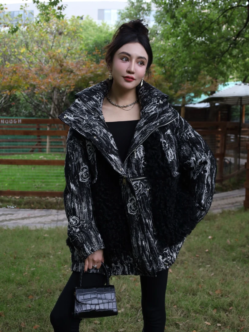 <玫瑰雾语>冬款鹅绒服花色玫瑰羊皮毛一体刺绣立领女士潮流23023