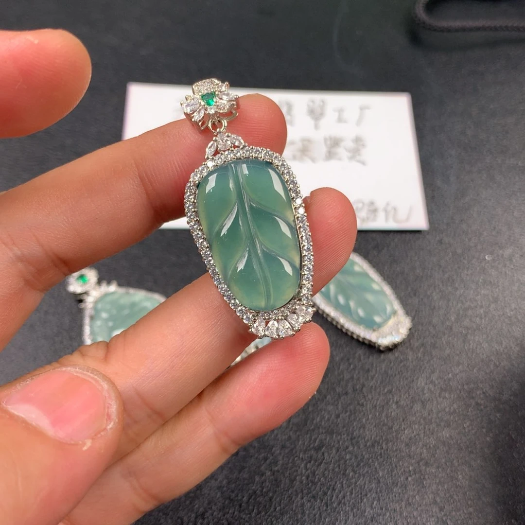 翡翠颈饰未镶嵌叶子
