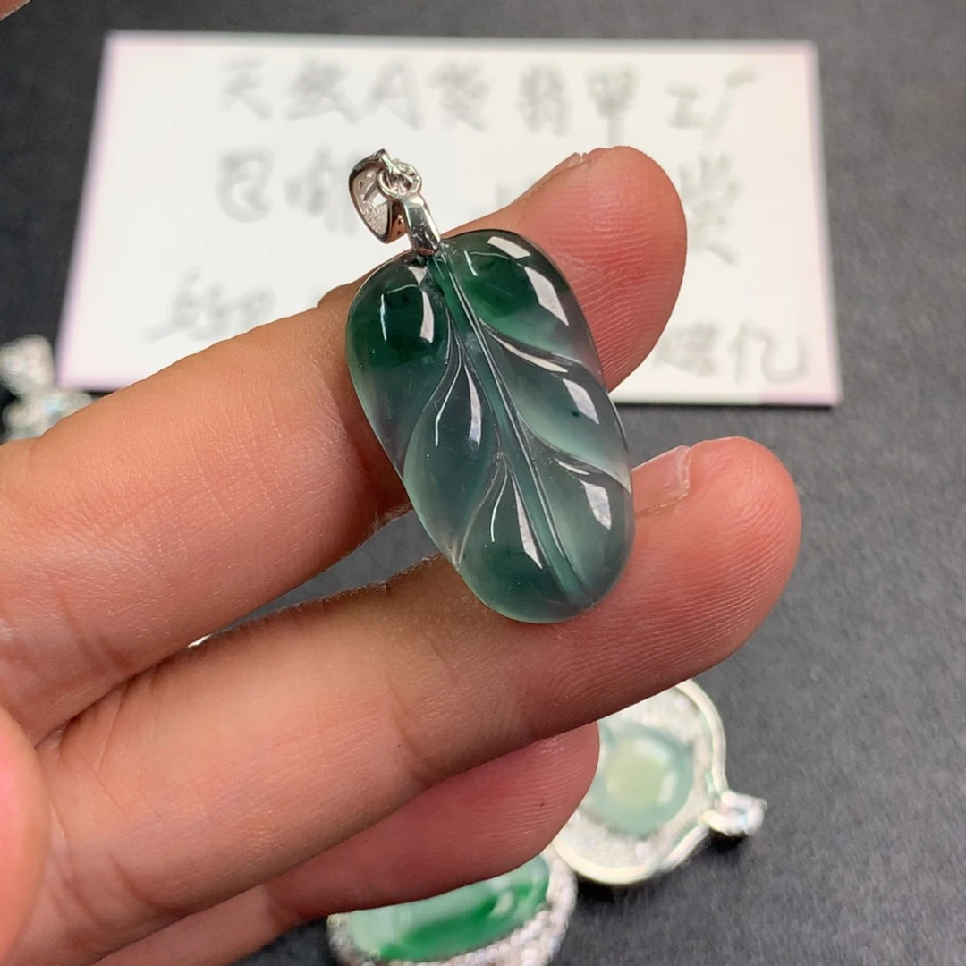 翡翠颈饰未镶嵌叶子