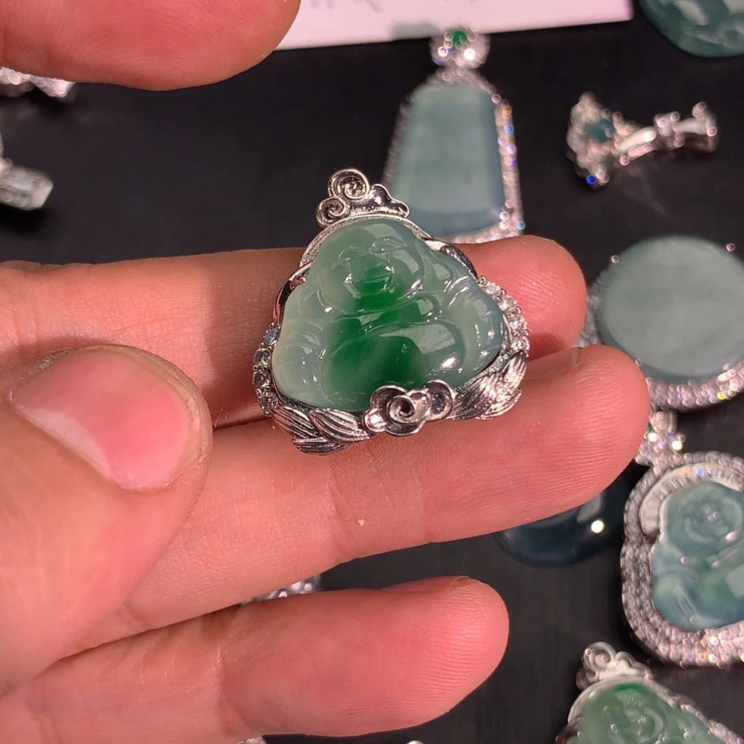 翡翠颈饰未镶嵌佛公