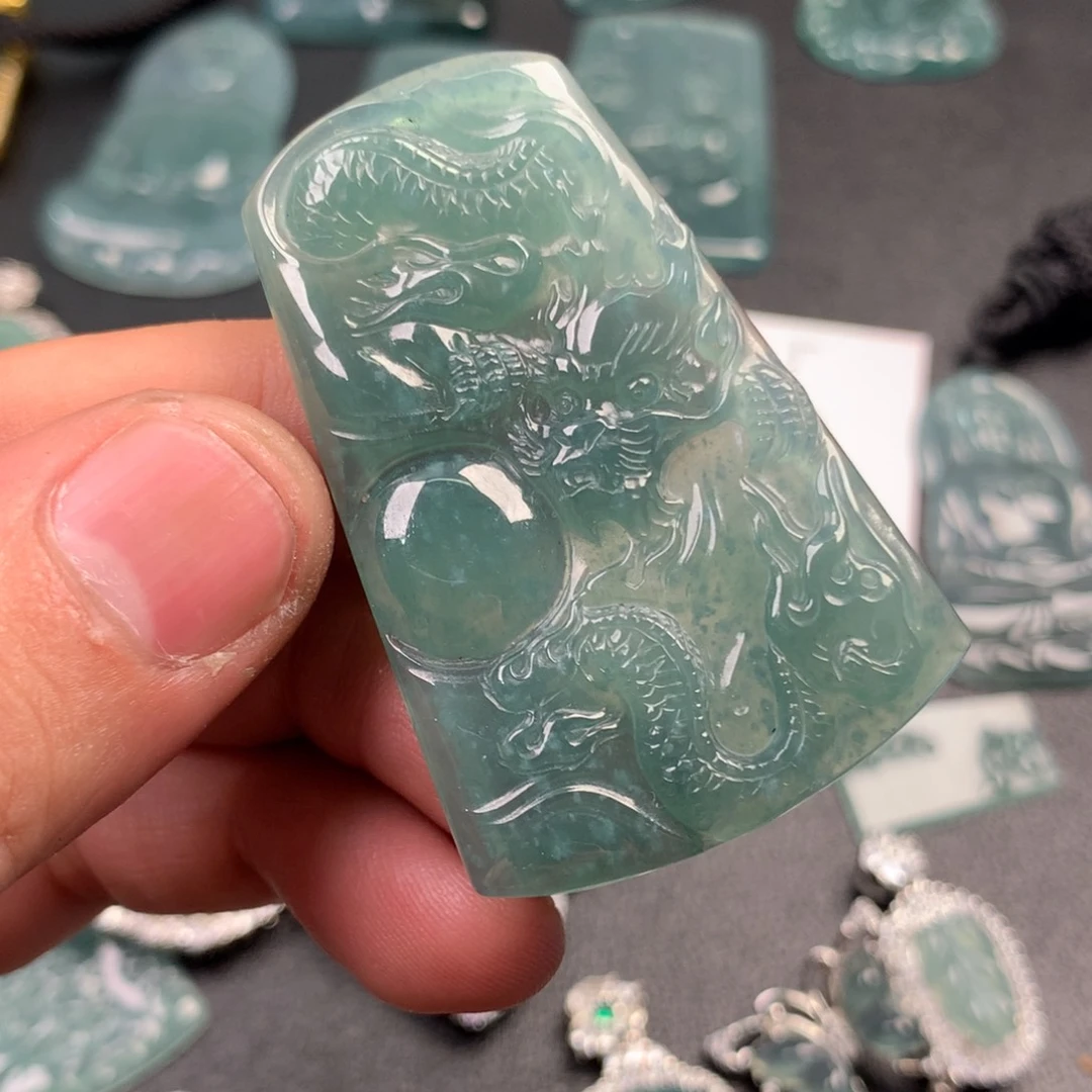 翡翠颈饰未镶嵌龙牌