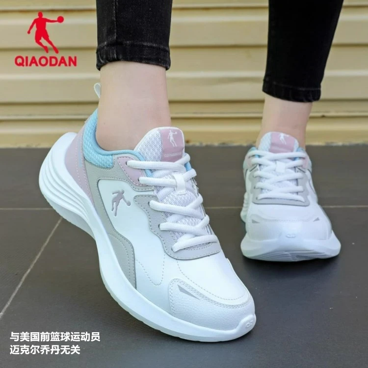 中国乔丹2025秋冬季女款运动鞋新款皮面防风防水保暖鞋休闲运动鞋