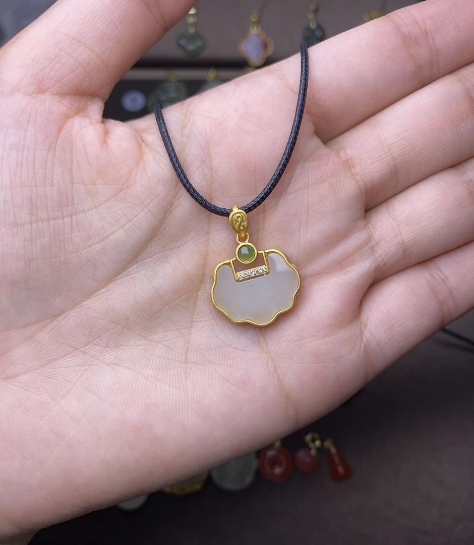 和田玉 镶嵌平安锁