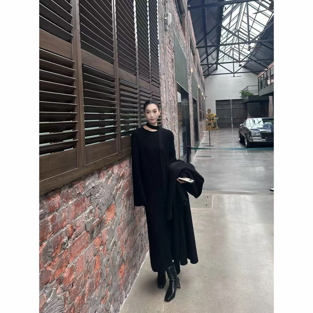 FIINAL《欲望都市》中长款圆领绞花针织连衣裙