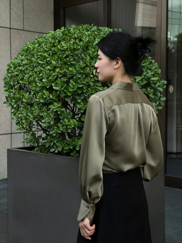 PUER橄榄绿一片领灯笼袖衬衣