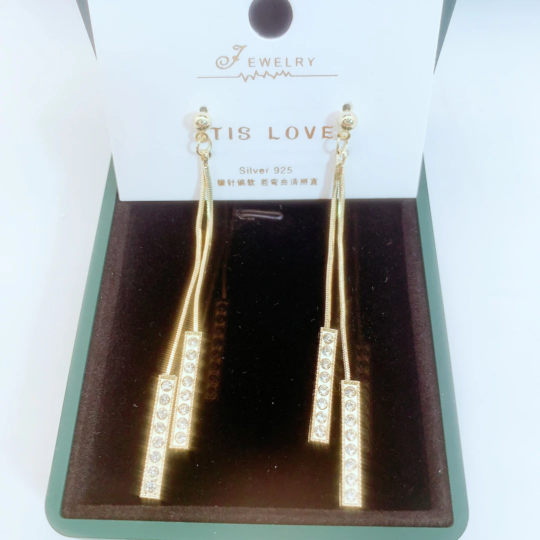 铜合金合成锆石耳饰 气质轻奢时尚百搭个性精致小众耳饰LY0357