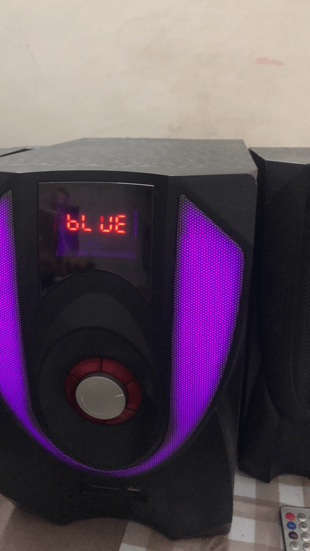 黑色灯光蓝牙低音炮