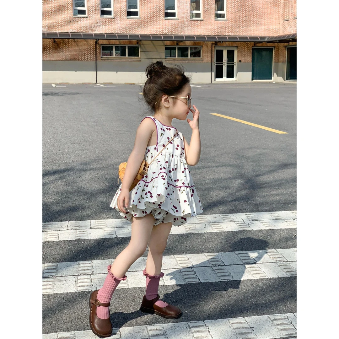 网红童装女童韩版洋气套装2023夏女宝樱桃吊带上衣灯笼短裤两件套