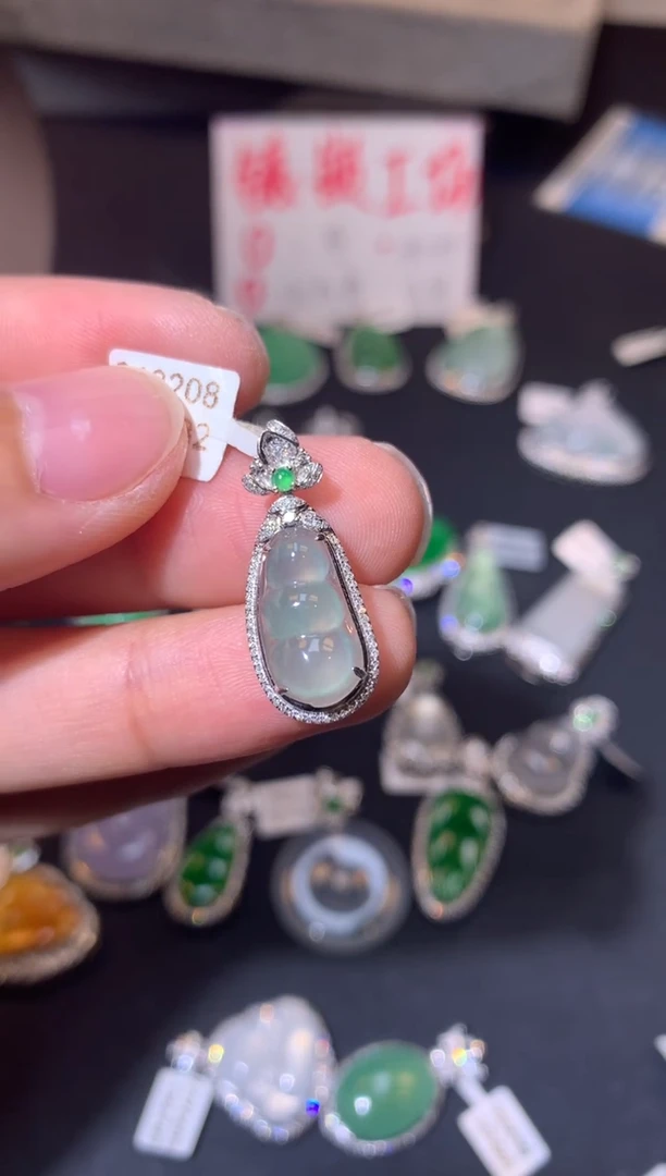 【闪购商品】翡翠吊坠(不含链)18K金镶嵌吊坠