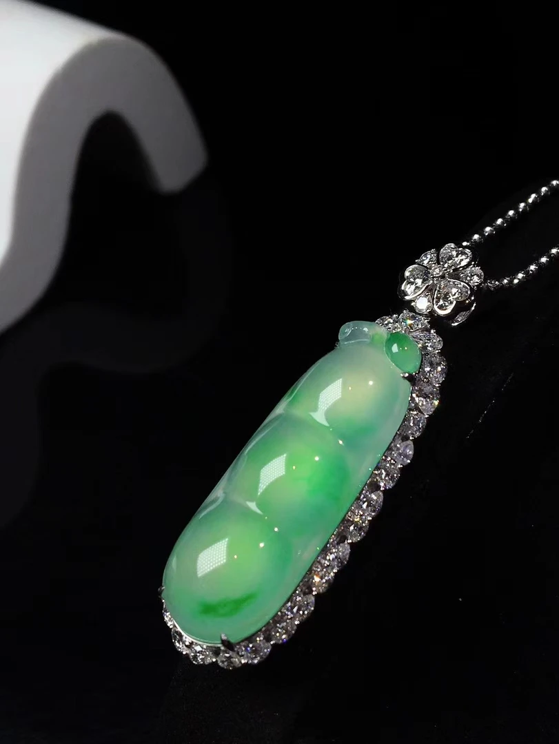缅甸天然翡翠A货冰绿福豆吊坠18K金豪华镶嵌气质款时尚款