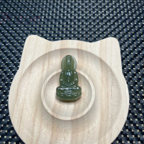 和田玉深晴水观音挂坠