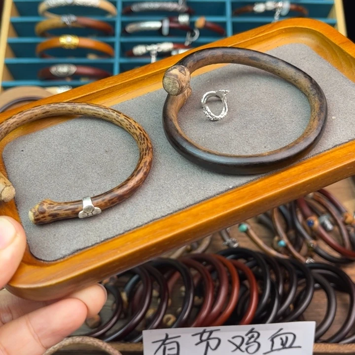 木南**月直播间挑选2个特色藤镯