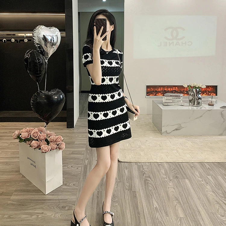 撞色条纹针织连衣裙女2025年新款赫本风小个子气质修身显瘦小黑裙