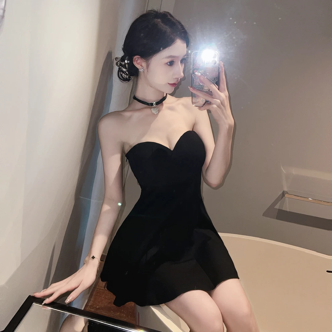 辣妹女装小心机性感夜场一字肩黑色连衣裙女高级感收腰抹胸打底裙