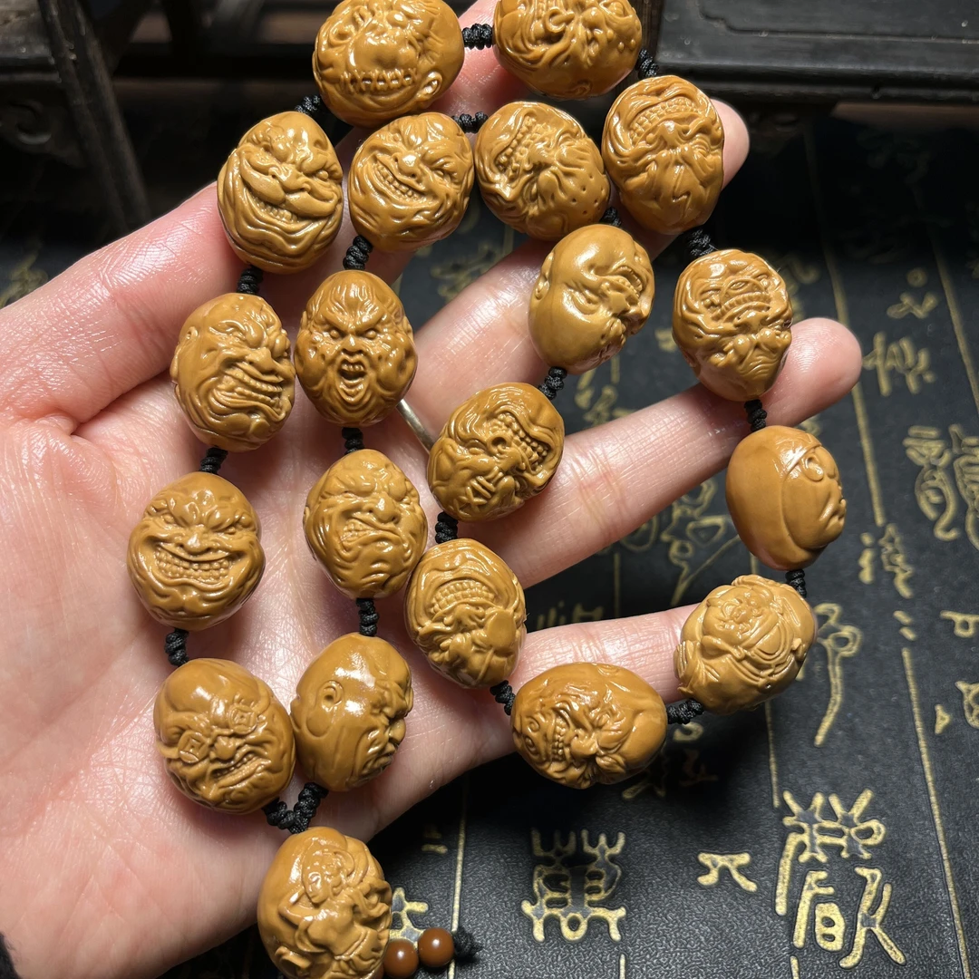 恶僧手持长串财色双收橄榄核雕刻文玩工艺品核雕
