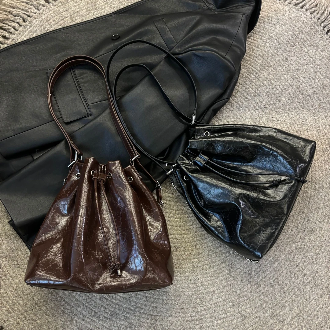 2024秋冬斜挎！小众轻奢简约时尚百搭韩版大容量单肩斜挎水桶包