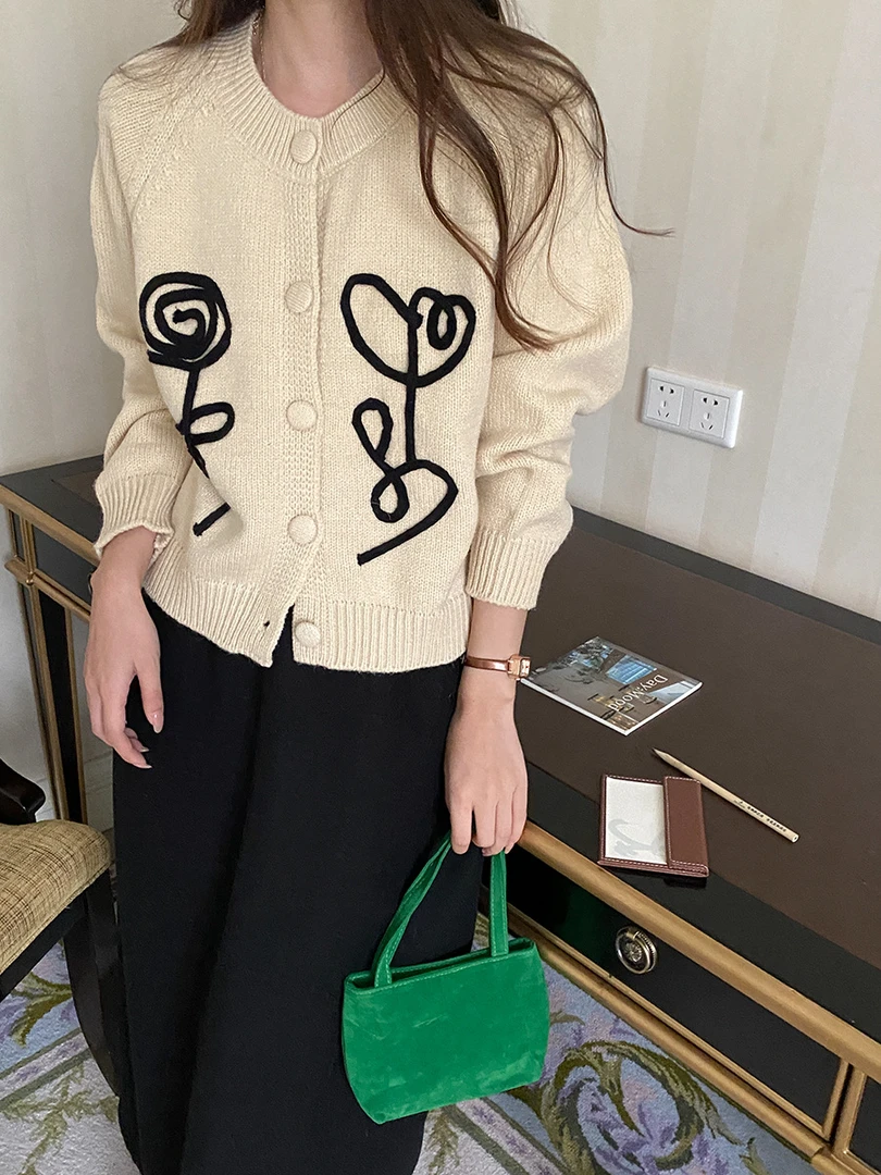 不晚家· 法式博主风立体花朵刺绣羊毛毛衣开衫