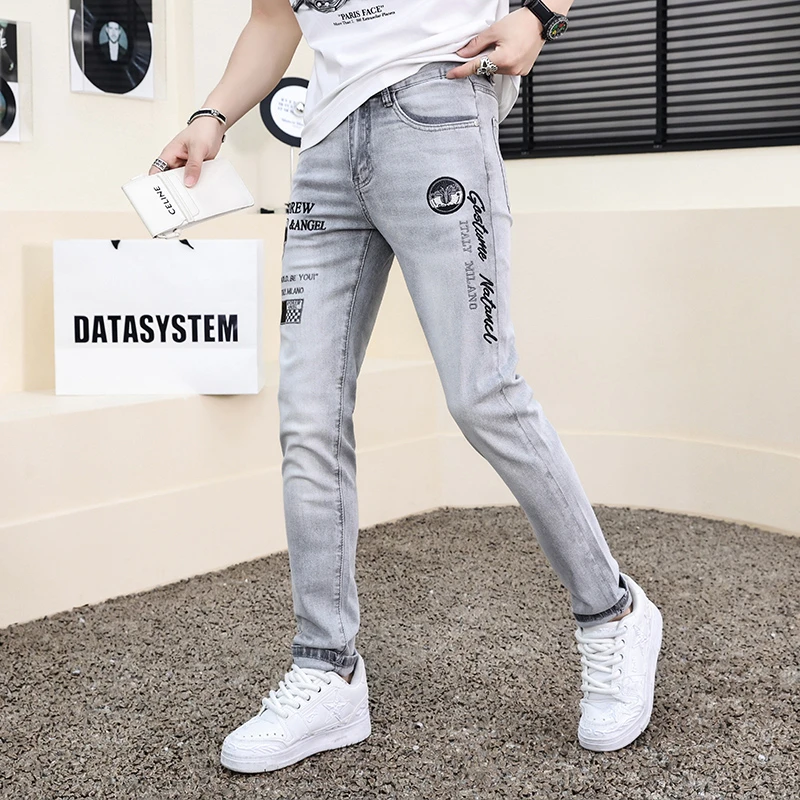 2024新款夏季牛仔裤男潮牌刺绣修身小脚弹力浅色休闲薄款男士裤子