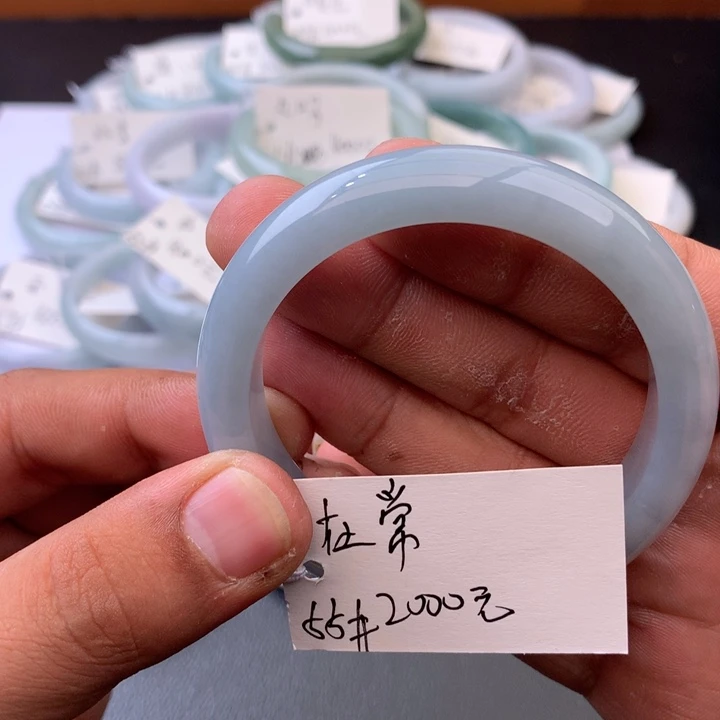 翡翠手镯未镶嵌在*宁