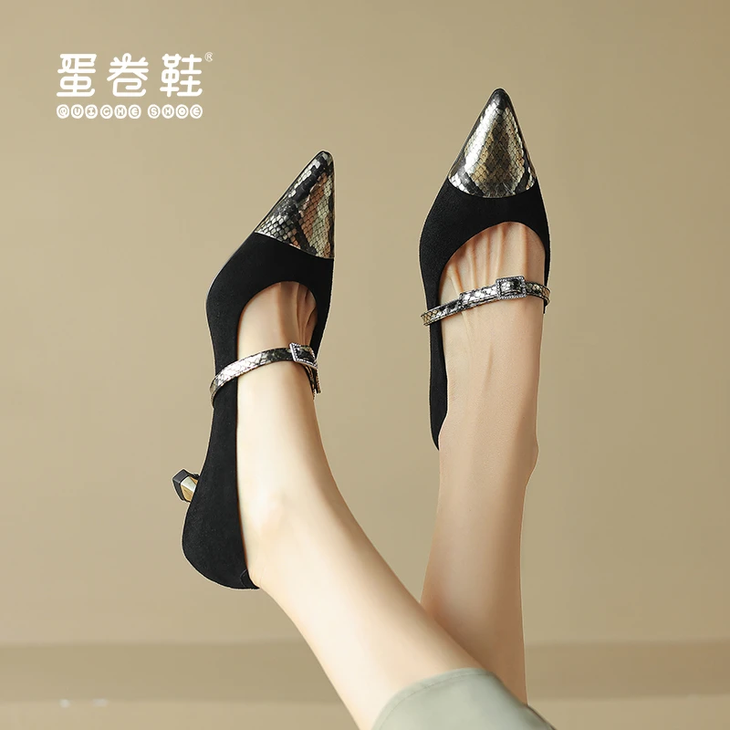 一字带尖头拼色百搭好看舒适不磨脚时尚粗跟凉鞋女爆款新款英伦风