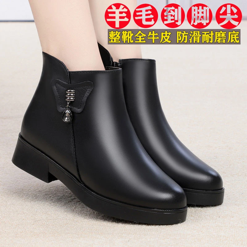 2025冬季新款女鞋真皮短靴中老年平跟棉皮鞋大码妈妈加绒软底棉鞋