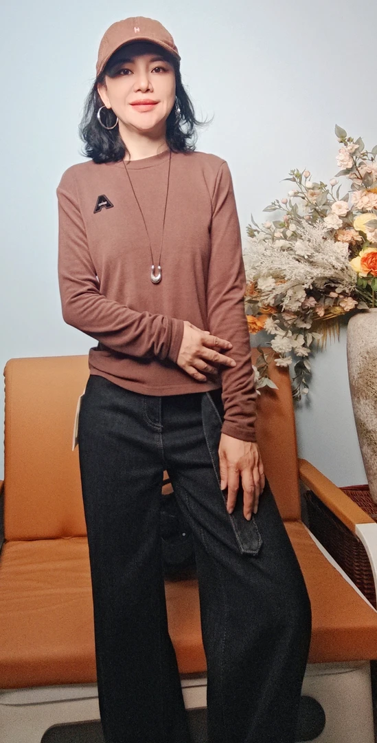 2024极简风字母长袖T恤打底衫女秋冬季内搭圆领宽松时尚显瘦上衣