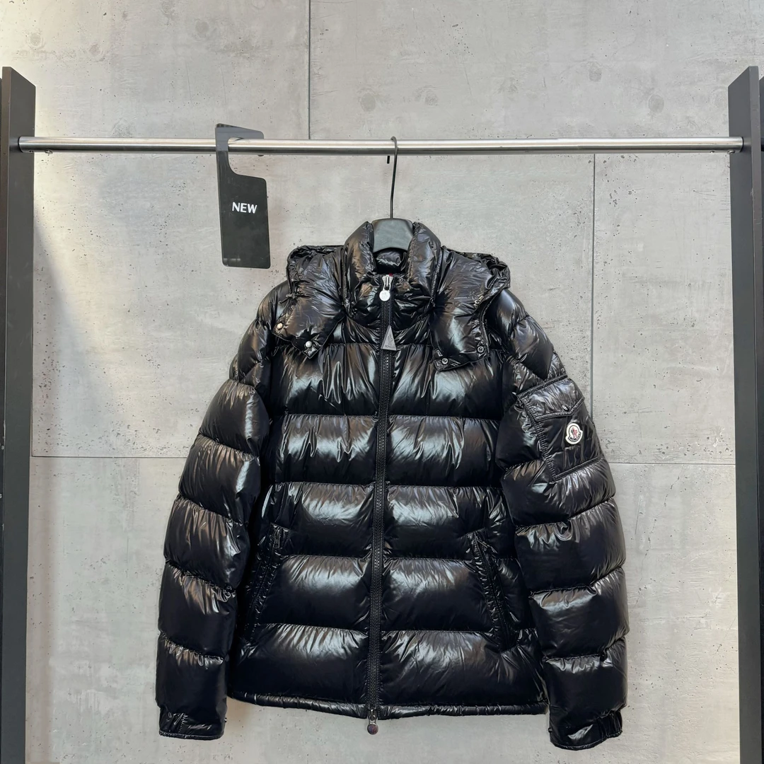 全新未使用 MONCLER/蒙口 Maya黑色亮面立领连帽徽标羽绒服保暖